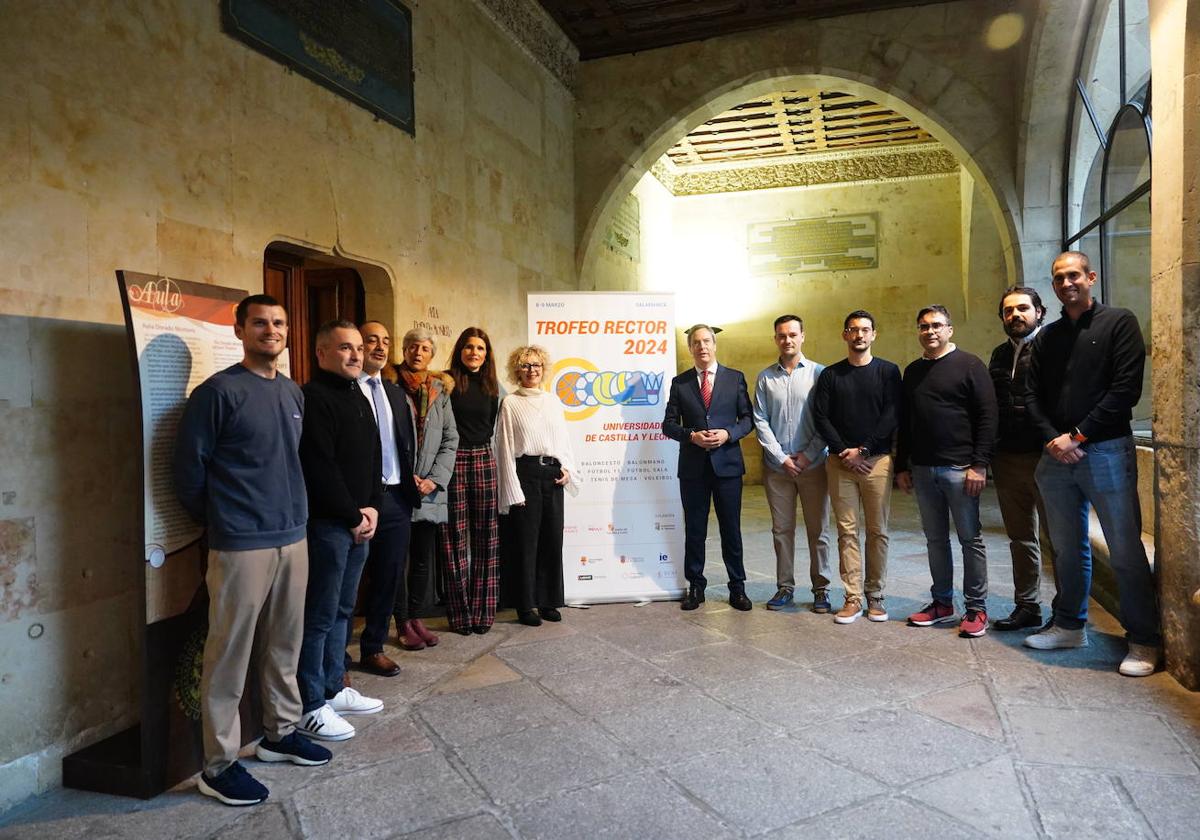 Almudena Parres, Celia Aramburu y Enrique Sánchez-Guijo, con los directores de Deportes de las nueve universidades de Castilla y León.