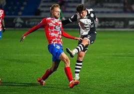 Ekaitz Jiménez dispara a portería en el choque de ida entre Unionistas y Lugo, ante la oposición de Javi Vázquez.