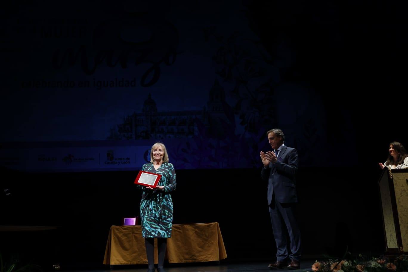 El Liceo se rinde a tres mujeres excelentes que han ayudado a romper techos de cristal