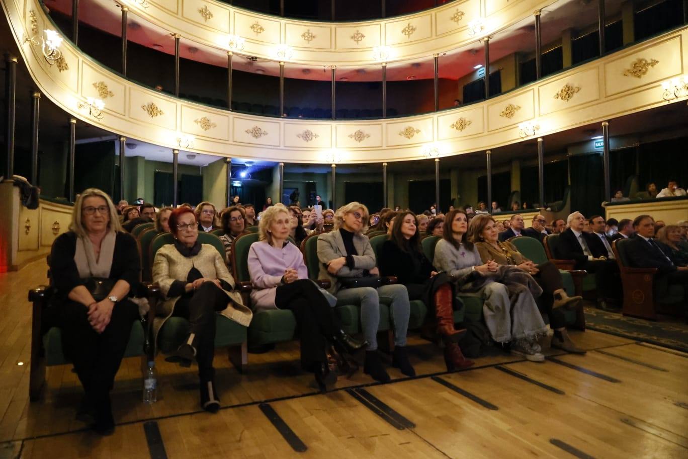 El Liceo se rinde a tres mujeres excelentes que han ayudado a romper techos de cristal