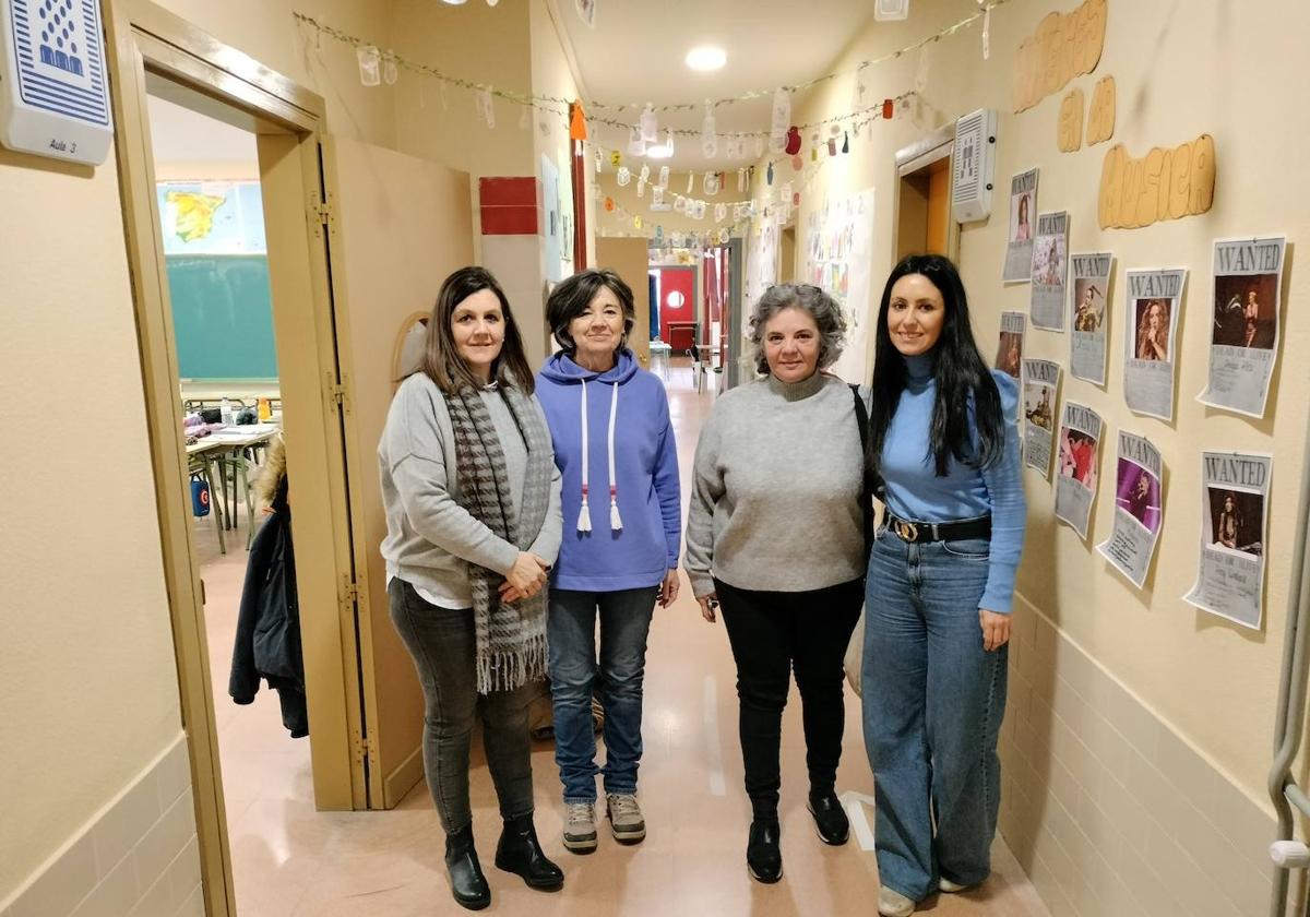 Inmaculada Martín, Mónica de Quevedo, Elvira Fernández y Nuria Hernández en el colegio Neveros.