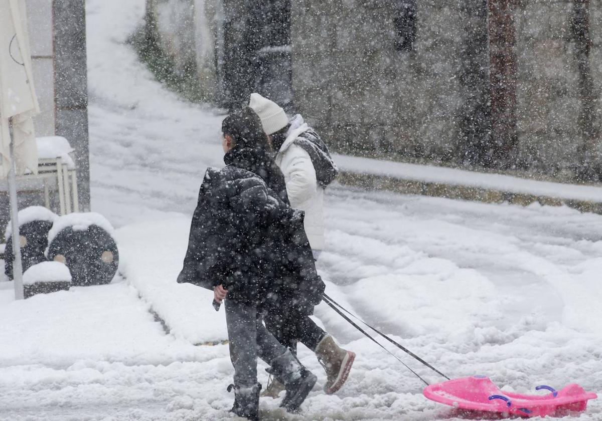 Imagen de unas niñas en medio de la nieve.