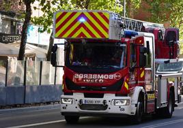 Trasladado al Hospital tras salirse de la vía y volcar una furgoneta en la calle Jesús Arambarri