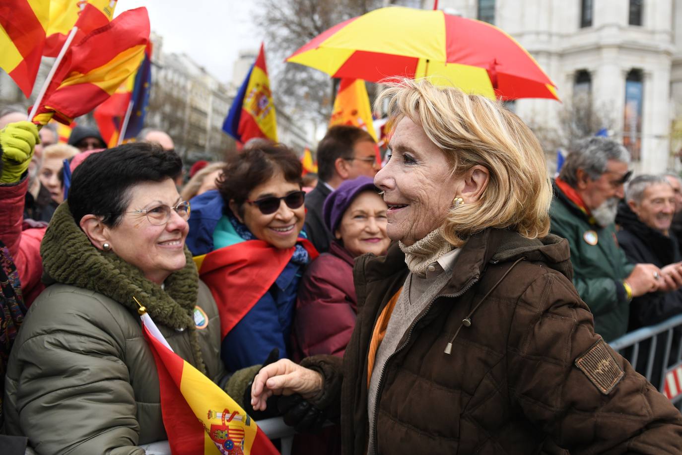 Miles de personas colapsan Cibeles para pedir la dimisión de Pedro Sánchez