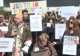 Los asistentes a la concentración han portado carteles pidiendo «Justicia para Sergio».