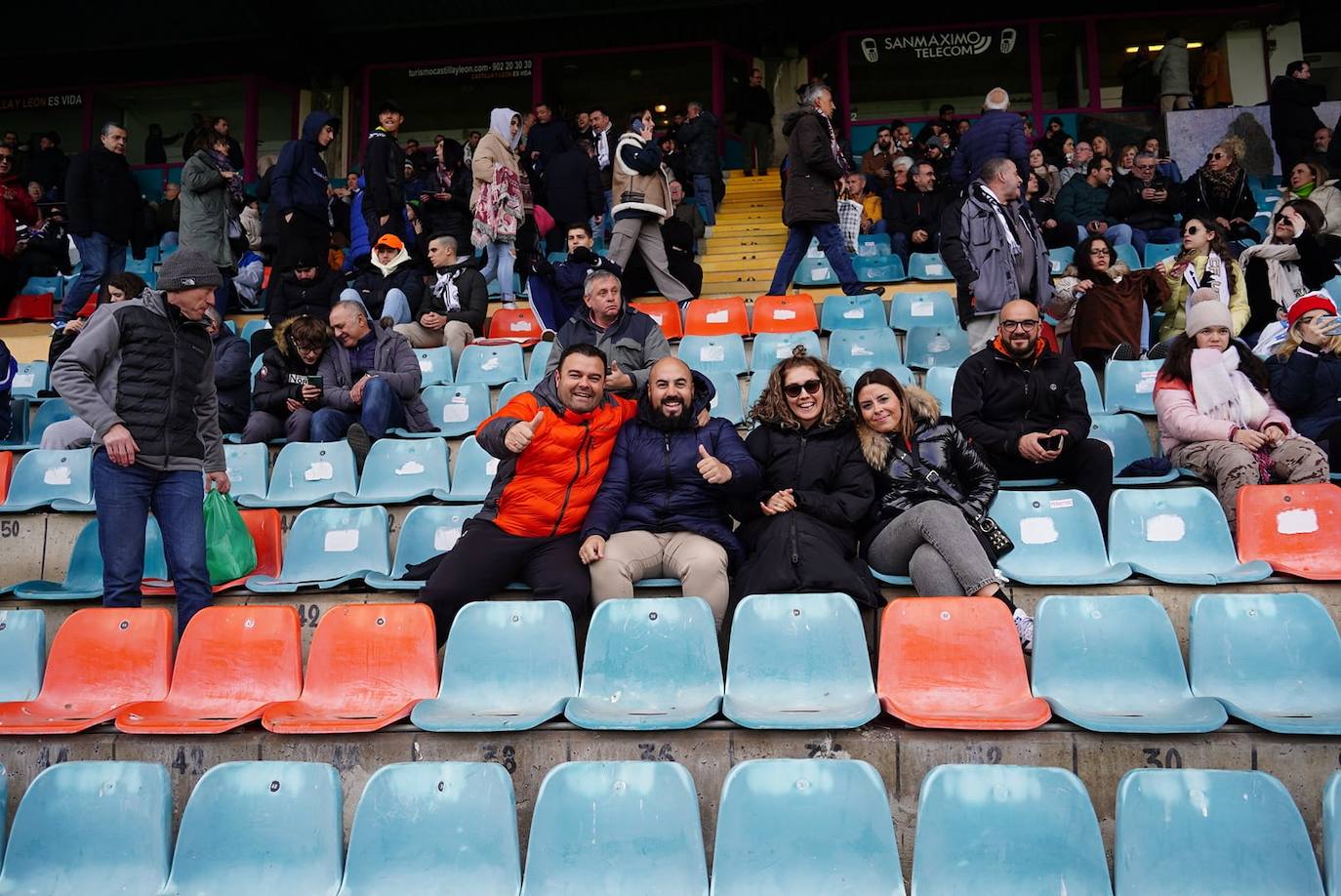 Búscate en la grada del Helmántico en el partido contra el Villaralbo