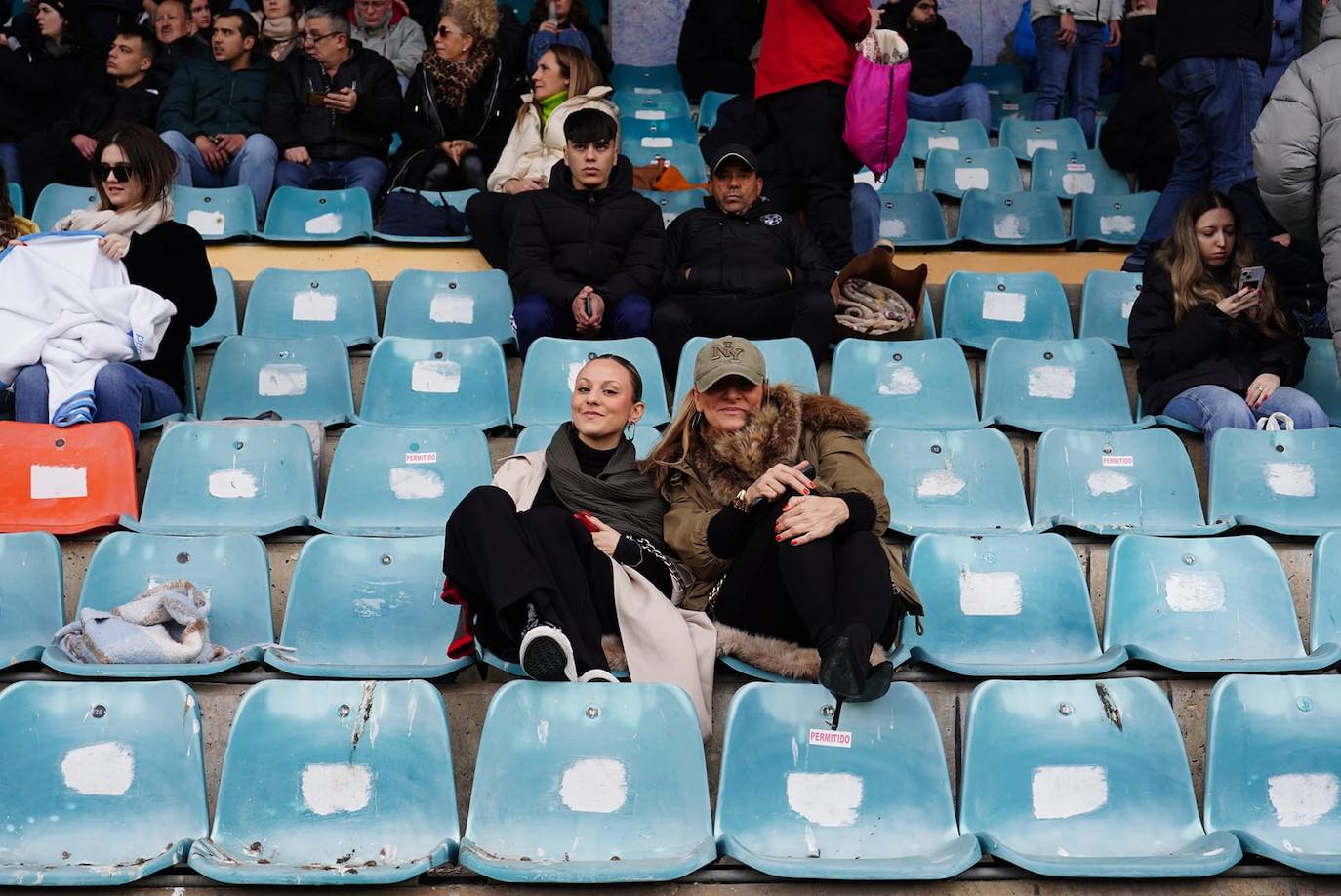 Búscate en la grada del Helmántico en el partido contra el Villaralbo