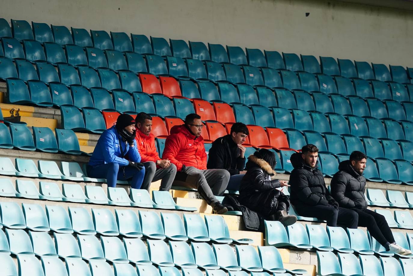 Búscate en la grada del Helmántico en el partido contra el Villaralbo