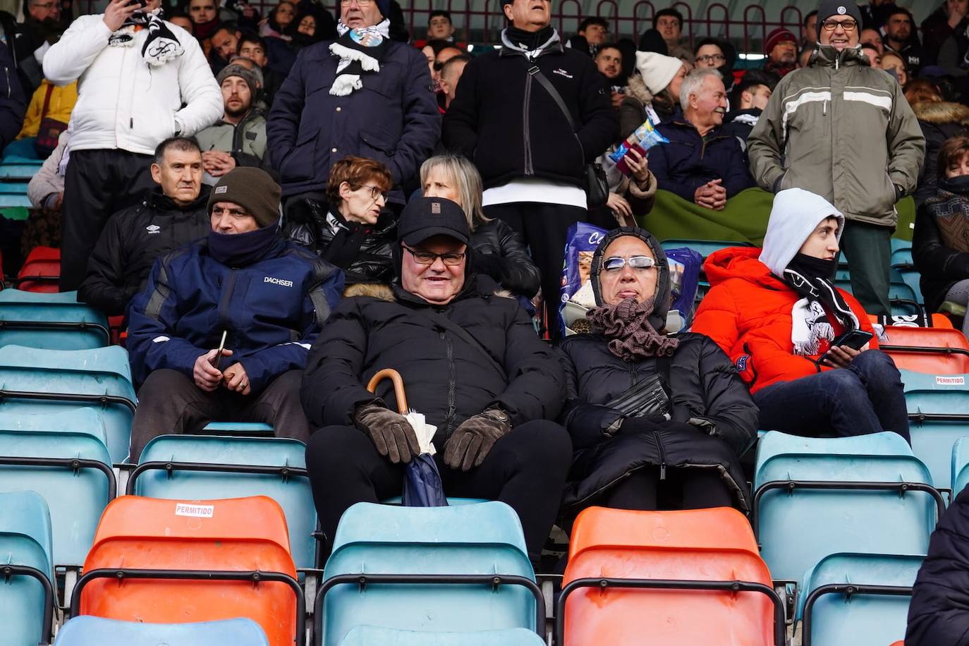 Búscate en la grada del Helmántico en el partido contra el Villaralbo