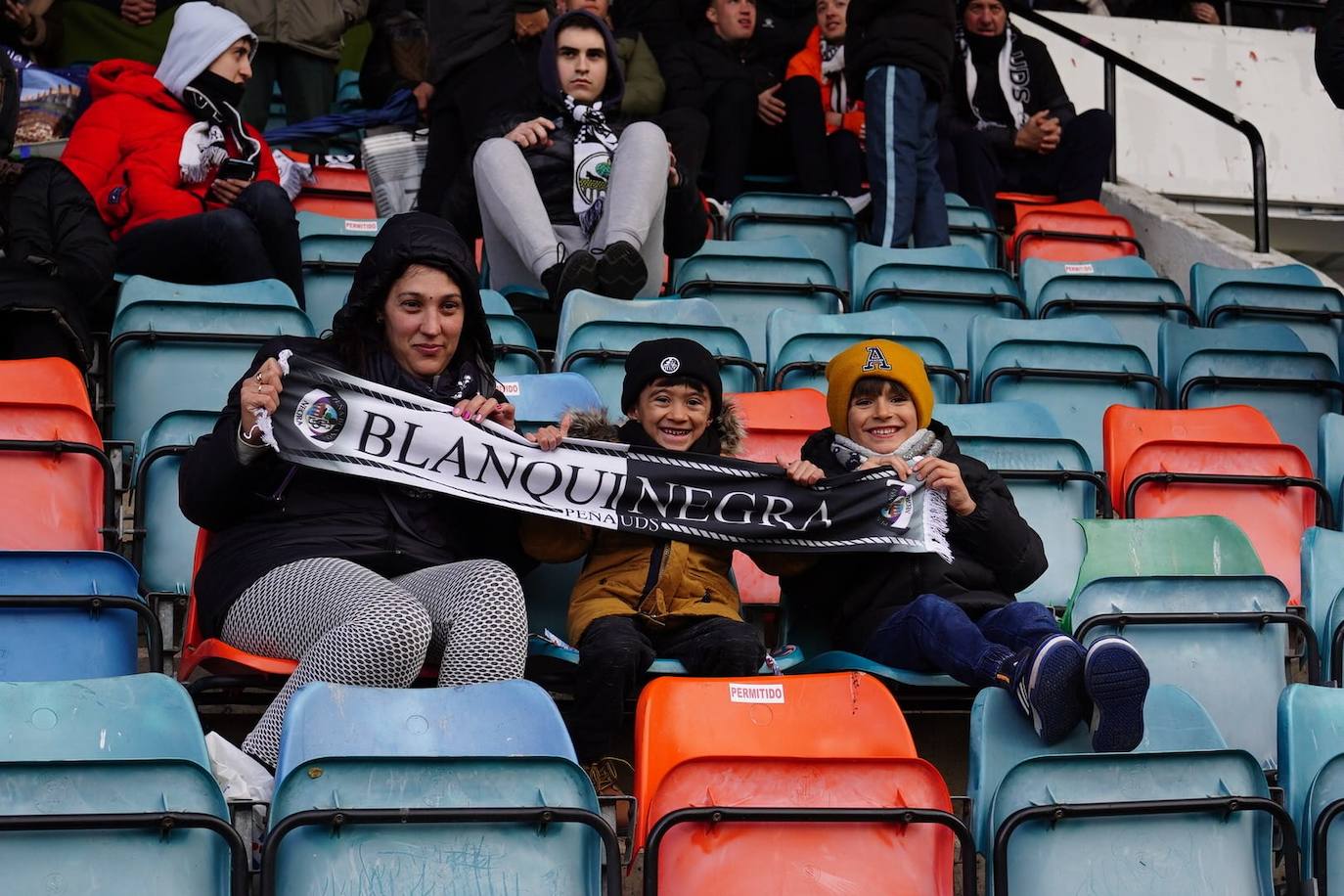 Búscate en la grada del Helmántico en el partido contra el Villaralbo