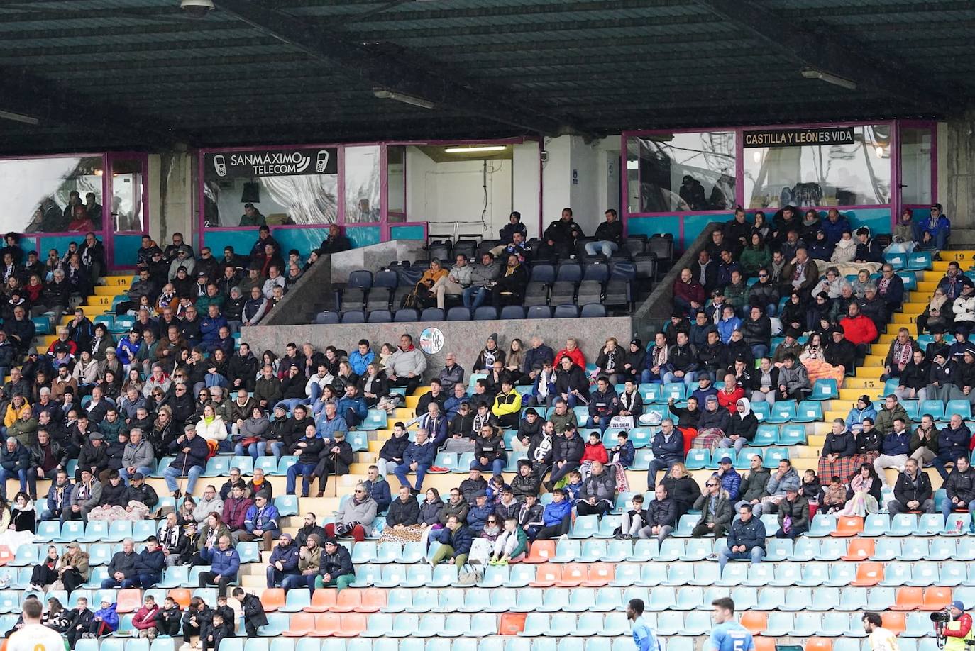 Búscate en la grada del Helmántico en el partido contra el Villaralbo