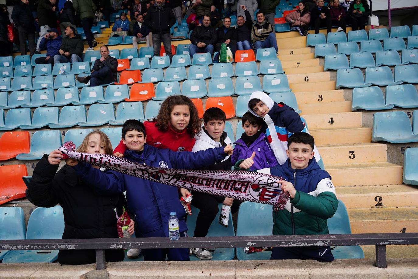 Búscate en la grada del Helmántico en el partido contra el Villaralbo