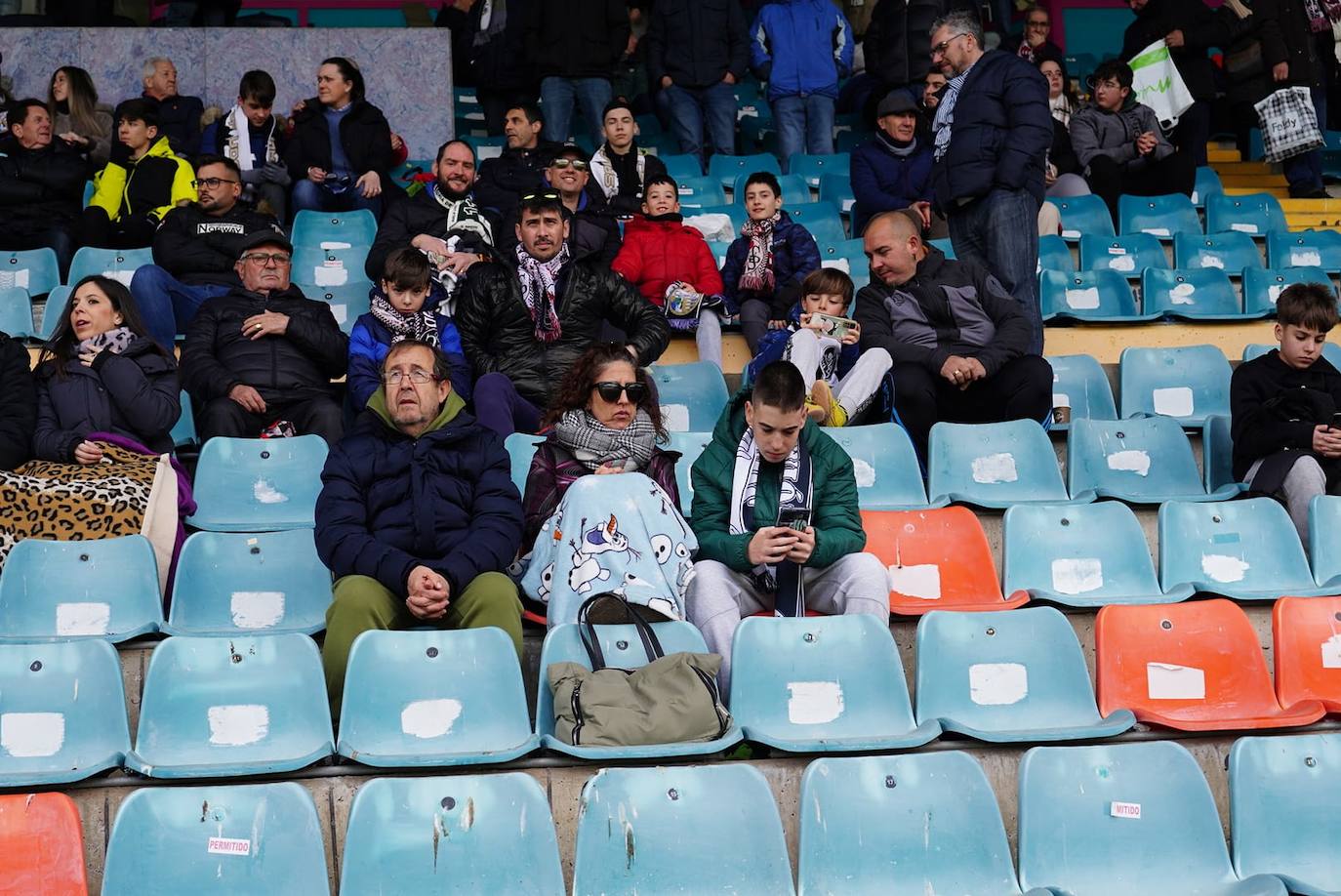 Búscate en la grada del Helmántico en el partido contra el Villaralbo