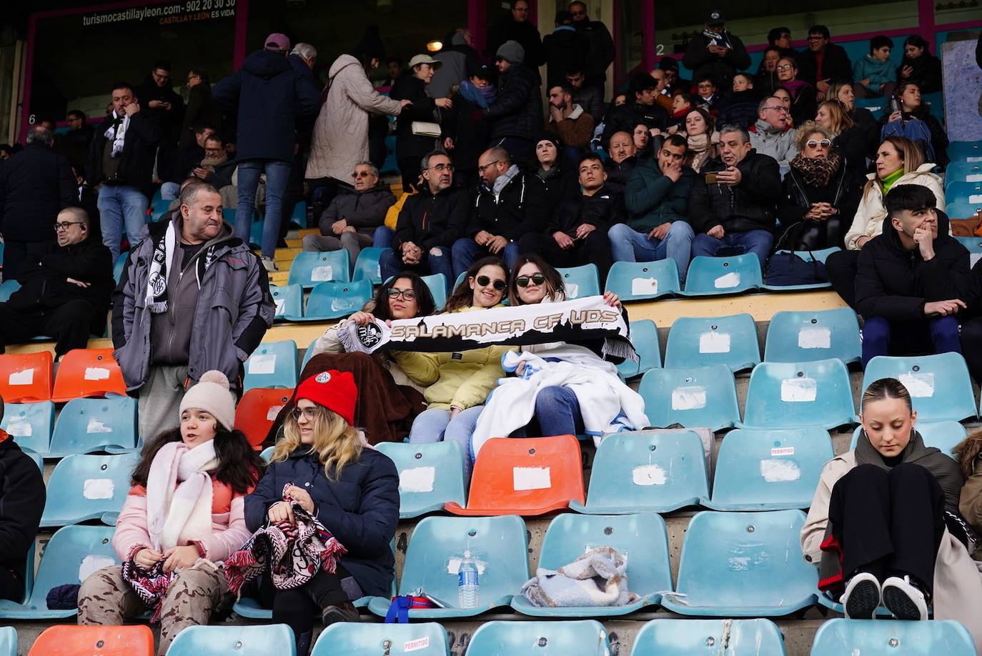 Búscate en la grada del Helmántico en el partido contra el Villaralbo