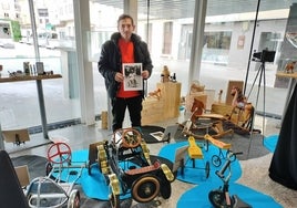 Javier Bautista, en la exposición con su colección de juguetes en el hall del Ayuntamiento