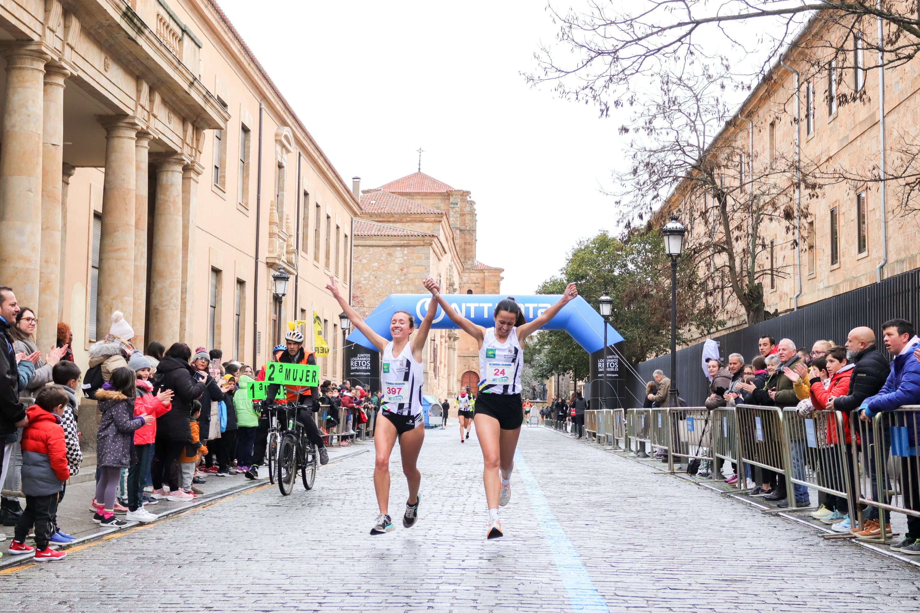 Yanis Sánchez y Lucía Corral vencen en la III Carrera Solidaria del Maestro Ávila