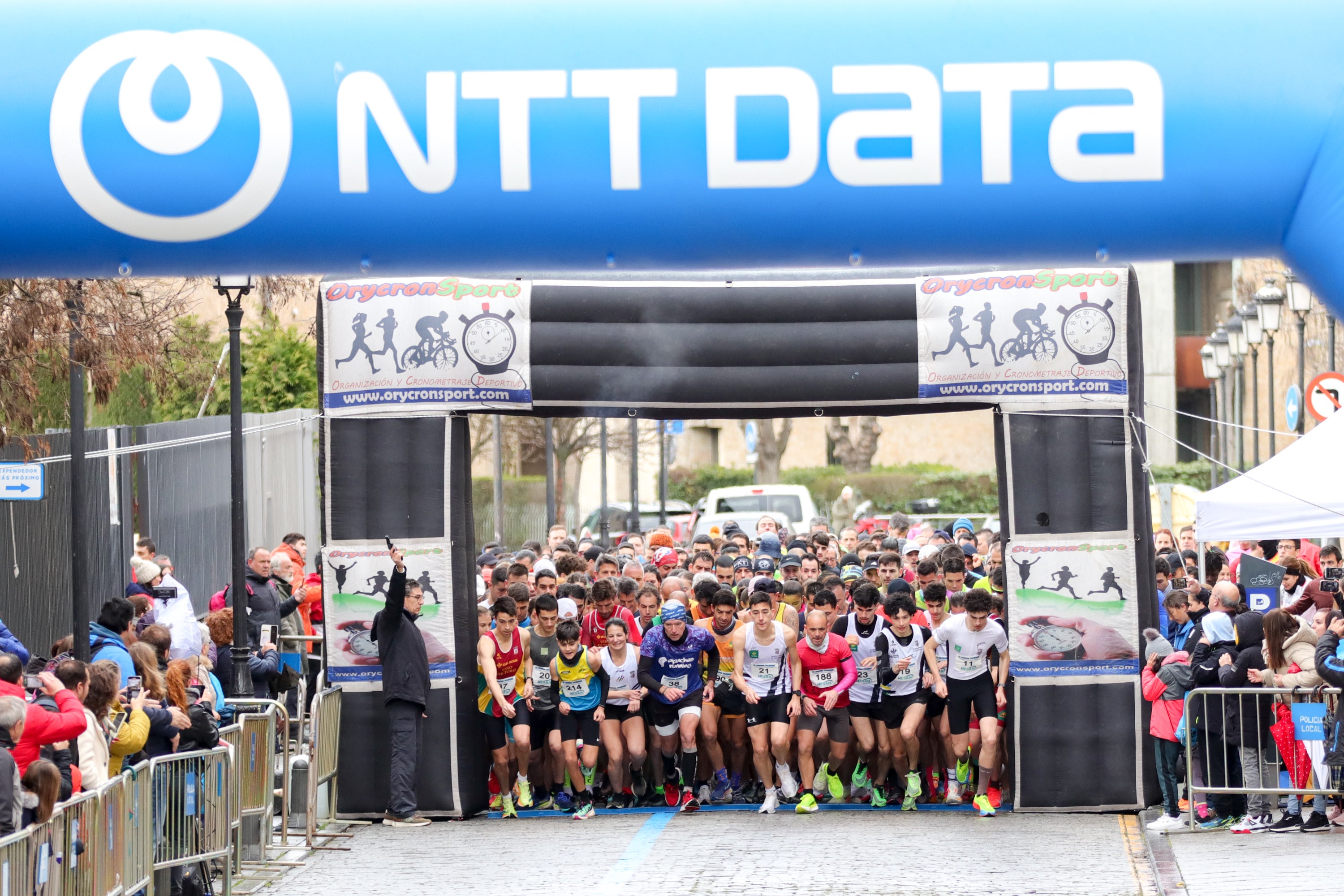 Yanis Sánchez y Lucía Corral vencen en la III Carrera Solidaria del Maestro Ávila