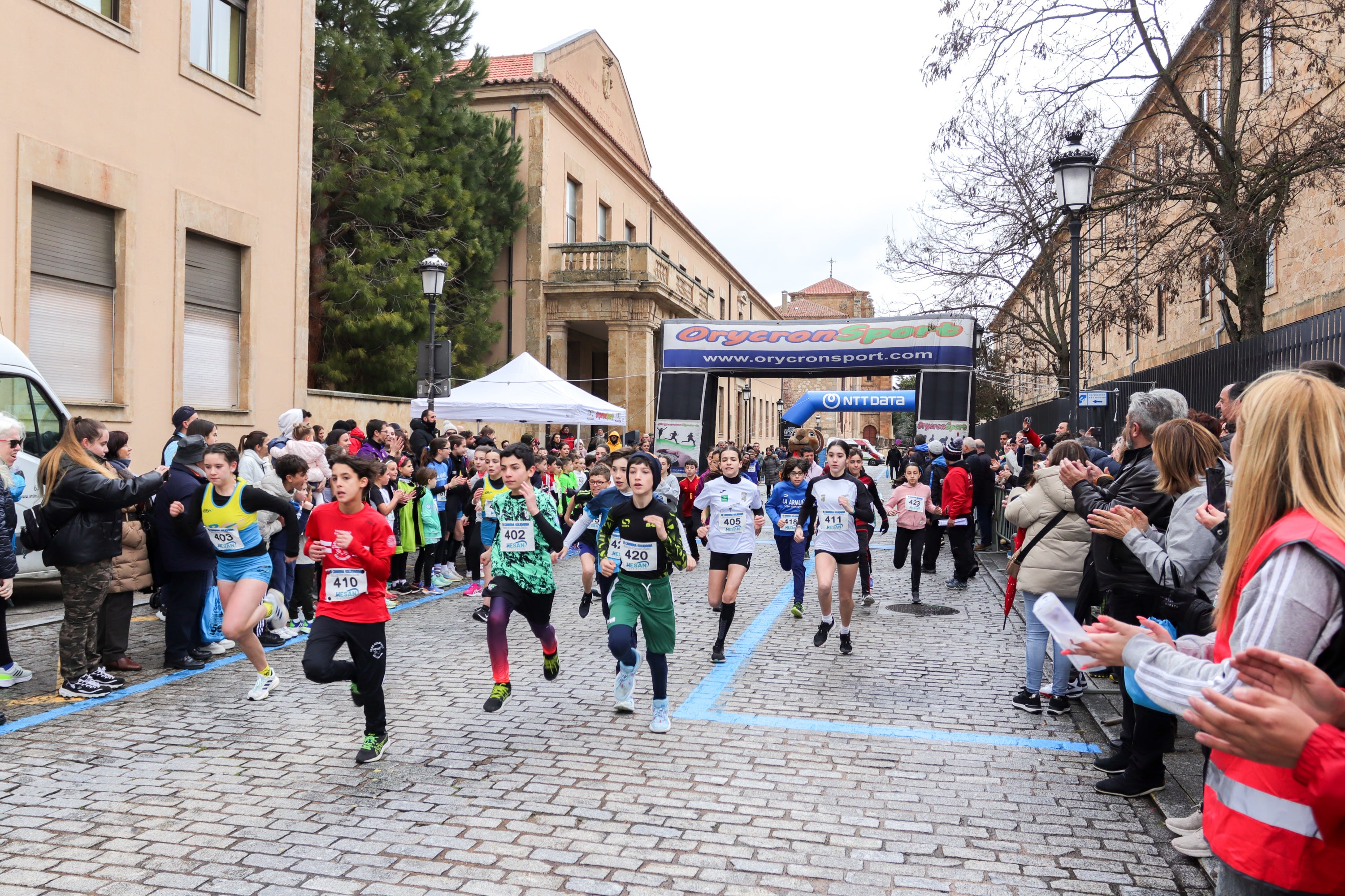 Yanis Sánchez y Lucía Corral vencen en la III Carrera Solidaria del Maestro Ávila