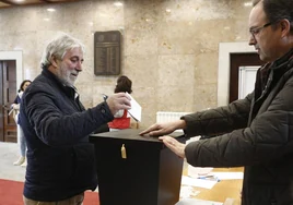 Un hombre ejerce su derecho al voto en portugal.