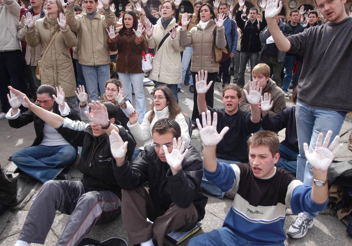 Jóvenes con las manos blancas en la Plaza Mayor un día después de los atentados.