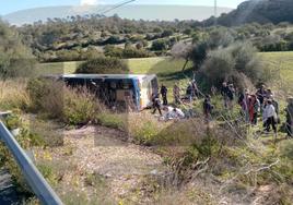 Así quedó el autobús tras caer por un terraplén.