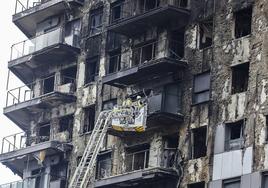 Una imagen del edificio incendiado en Valencia.