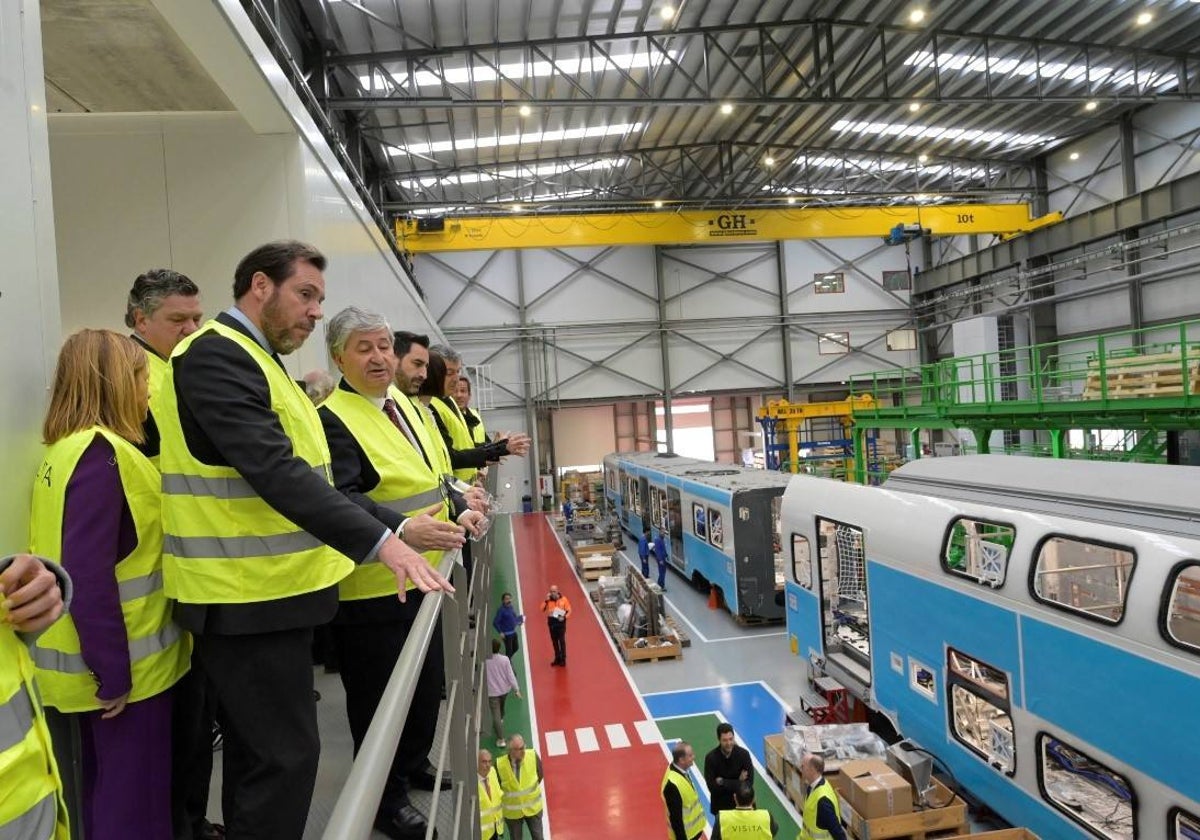 Óscar Puente visita una fábrica de material ferroviario.