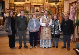 Ana María González, Tobías Hernández, Angelines Dueñas, Miguel Ángel González, Pilar Pérez y Lucio Hernández, después de realizar la imposición de las medallas