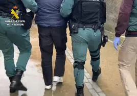 Los agentes de la Guardia Civil llevan detenido al alguacil de Hinojal.