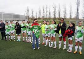 Elena Rosquete durante el homenaje de sus compañeras del Sporting Carbajosa B de 3ª Infantil Grupo 1.