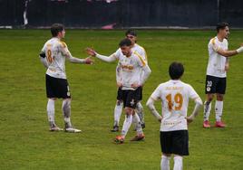 Los jugadores del Salamanca UDS, abatidos tras el empate del domingo contra el Villaralbo.