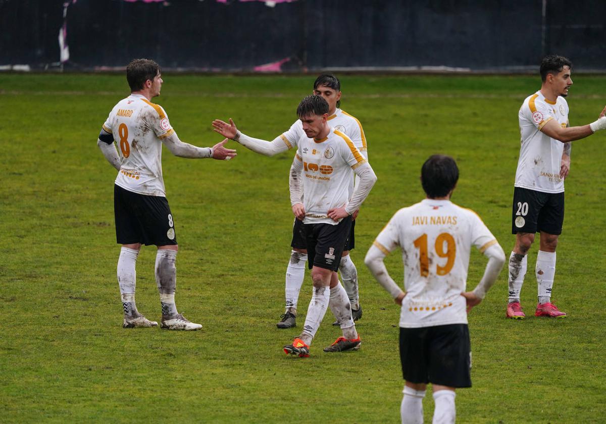 Los jugadores del Salamanca UDS, abatidos tras el empate del domingo contra el Villaralbo.