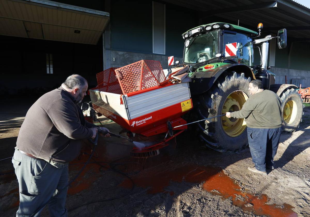 Eduardo (en la imagen) y su hermano Herminio Velasco irán en tractor a Valladolid.