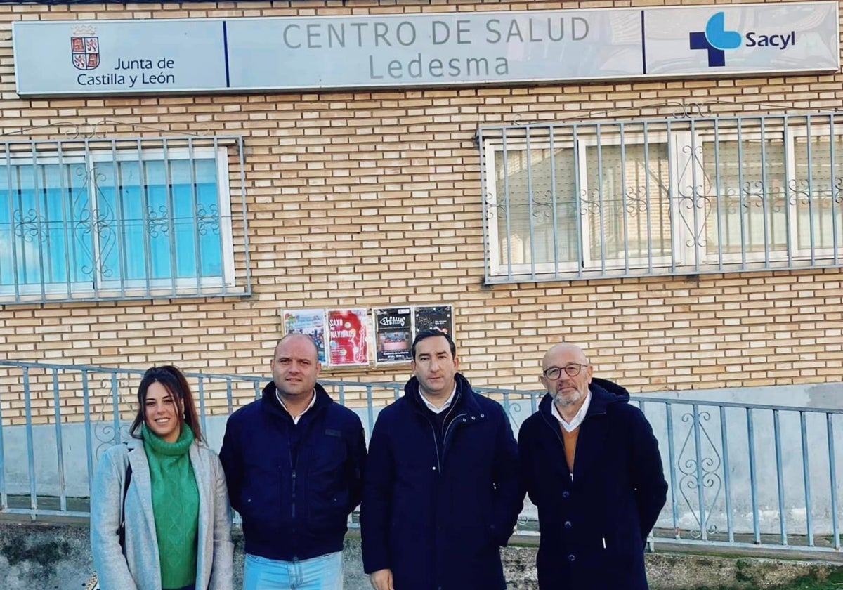 Alexia Rivas, Esteban Pérez, Eloy Ruiz y Exuperancio Benito junto al centro de salud.