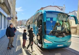 Usuarios del autobús a Salamanca, subiendo en la nueva parada provisional.