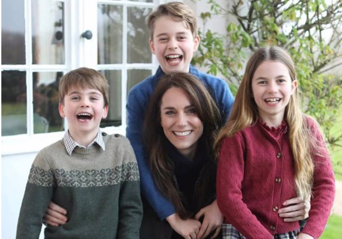 La fotografía retocada de Kate con sus hijos.