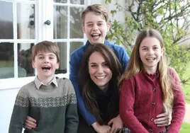 La fotografía retocada de Kate con sus hijos.