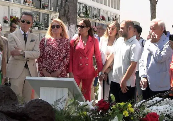 La 'familia mediática' visita el mausoleo de Rocío Jurado tras cumplirse 17 años de su fallecimiento.