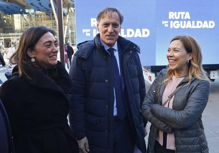 En el centro, el alcalde de Salamanca, Carlos García Carbayo.