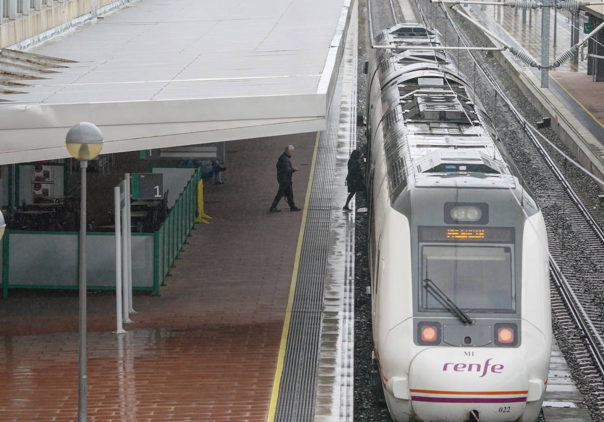 Llegada de un tren de Media Distancia a Salamanca.