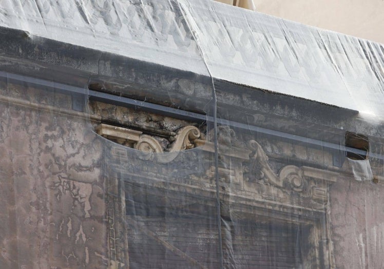 Una tela cubre la ventana de la casona ante posibles desprendimientos.