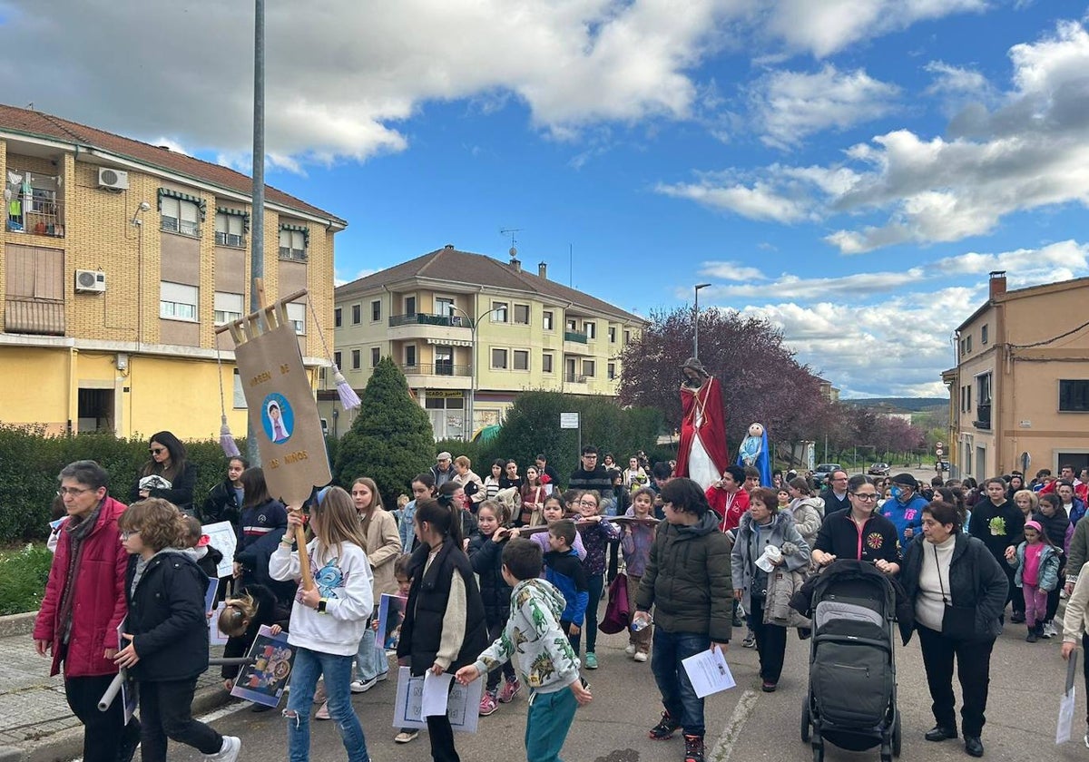 La infancia adelanta la Semana Santa en Ciudad Rodrigo con un Vía Crucis