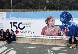 Estudiantes de Bellas Artes, el profesor Juan Sebastián González y la presidenta de Cruz Roja Maribel Campo.