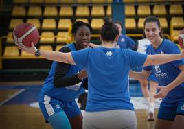 Sika Koné y Lucía Rodríguez sonríen en pleno entrenamiento en el pabellón de Würzburg.