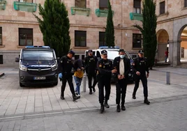 'El Vinas' y 'La Rocío' a su llegada al juicio custodiados por agentes de la Policía Nacional.
