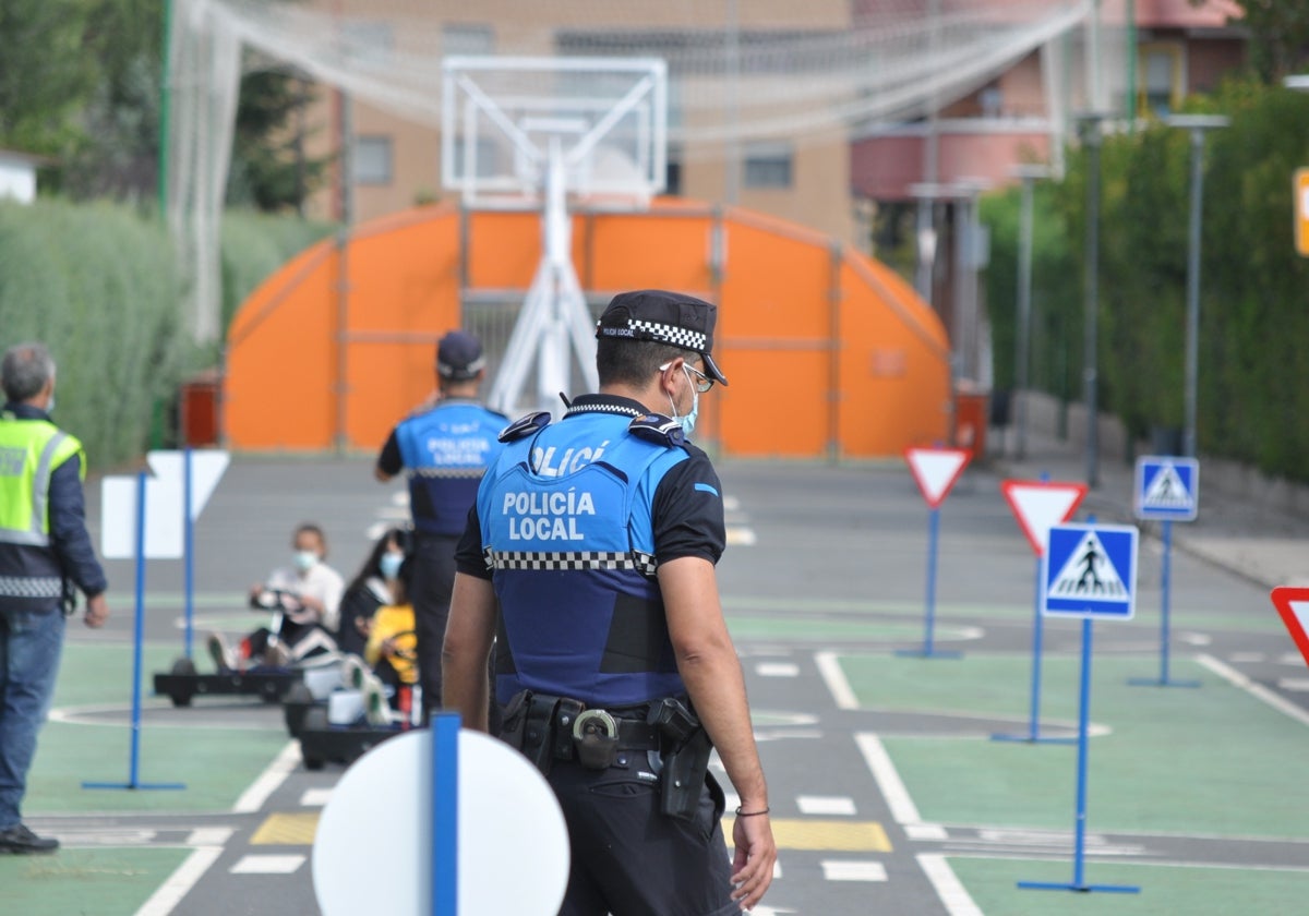 Agente de Policía Local de Santa Marta durante una charla sobre educación vial.