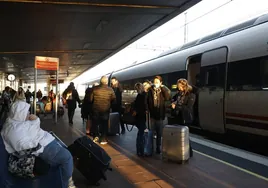 Llegada de un tren de Madrid a la estación de Salamanca.