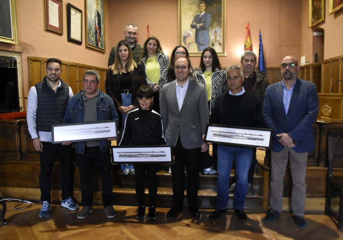 Foto de familia de la recepción en el Ayuntamiento