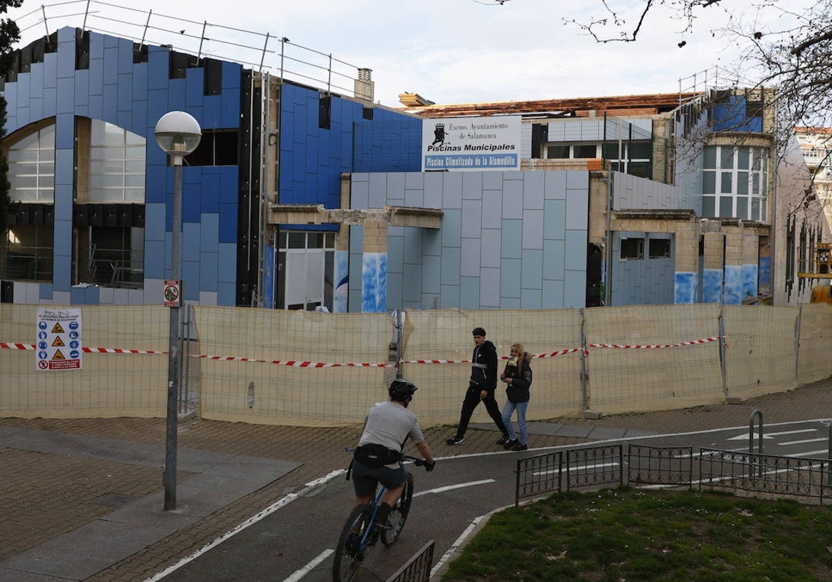 Revestimiento exterior de la piscina climatizada de La Alamedilla.