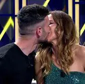 Carmen Alcayde se besa con su novio Charli en directo en televisión.